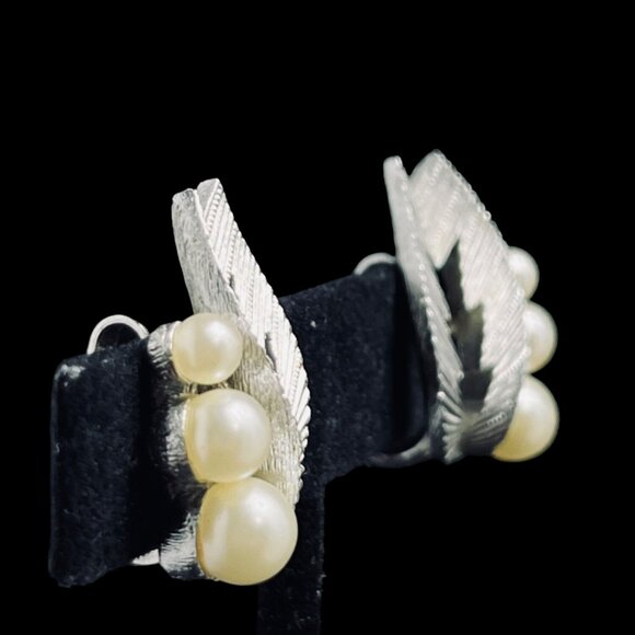 Vintage Crown Trifari Silver Tone Leaf Clip On Earrings (5272) - Picture 4 of 6